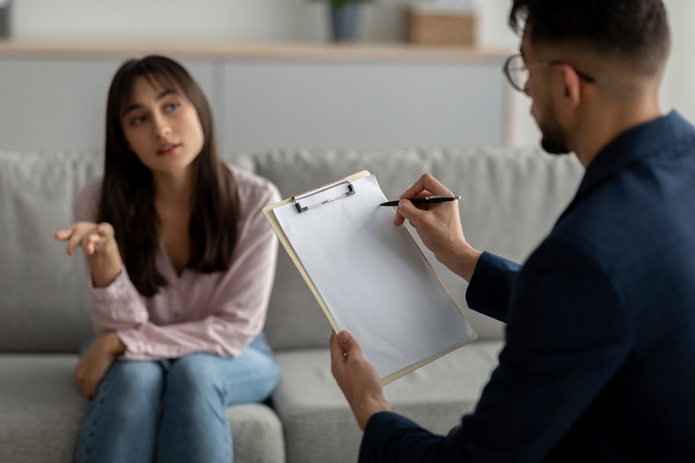 Psiquiatra em consulta com paciente.